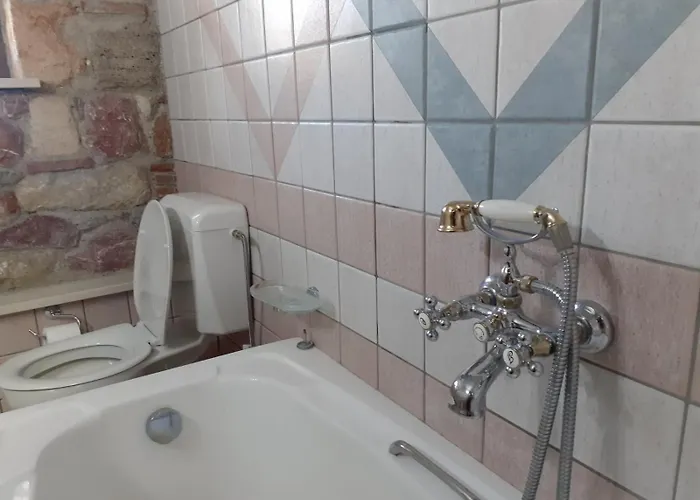 Villa Stone House Nerotrivia